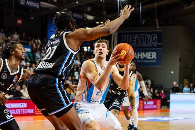 GER, easy-Credit Basketball-Bundesliga, Science City Jena - Veolia Towers Hamburg. 26.03.2026, Sparkassen Arena, Jena, GER, easy-Credit Basketball-Bundesliga, Science City Jena - Veolia Towers Hamburg. Lorenz Bank (Science City Jena, 25), Karl Gamble II (Veolia Towers Hamburg, 257) Â Foto Alexander Trienitz Jena Sparkassen Arena Thueringen Deutschland