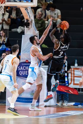 GER, easy-Credit Basketball-Bundesliga, Science City Jena - Veolia Towers Hamburg. 26.03.2026, Sparkassen Arena, Jena, GER, easy-Credit Basketball-Bundesliga, Science City Jena - Veolia Towers Hamburg. Leonard Thorpe Jr. (Veolia Towers Hamburg, 2) , Alex Herrera (Science City Jena, 41) Â Foto Alexander Trienitz Jena Sparkassen Arena Thueringen Deutschland