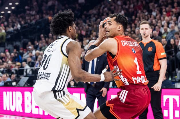 MUNICH, GERMANY - MARCH 26: Oscar da Silva (FC Bayern Muenchen, 1) controls the ball against Paul Eboua (LDLC ASVEL Villeurbanne, 00) during the Turkish Airlines EuroLeague match between FC Bayern Muenchen vs. LDLC ASVEL Villeurbanne at SAP Garden on round 34 of Turkish Airlines EuroLeague on March 26, 2025 in Munich, Germany. Bavaria Germany Copyright: xSteffiexWunderlx
