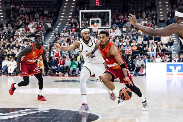 MUNICH, GERMANY - MARCH 26: Xavier Rathan-Mayes (FC Bayern Muenchen, 4) controls the ball against Armel Traore (LDLC ASVEL Villeurbanne, 94) during the Turkish Airlines EuroLeague match between FC Bayern Muenchen vs. LDLC ASVEL Villeurbanne at SAP Garden on round 34 of Turkish Airlines EuroLeague on March 26, 2025 in Munich, Germany. Bavaria Germany Copyright: xSteffiexWunderlx