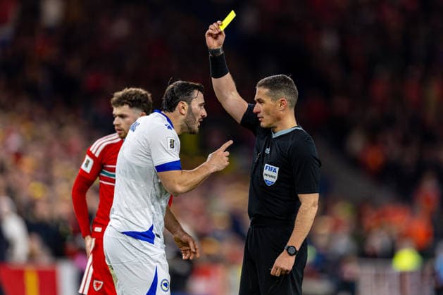 Football - FIFA World Cup, WM, Weltmeisterschaft, Fussball 2026 - Qualifying - Knock-Out Semi-Final - Wales v Bosnia and Herzegovina CARDIFF, WALES - Thursday, March 26, 2026: Bosnia and Herzegovina Sead KolaÅ¡inc is shown a yellow card by referee Istvan Kovacs during the FIFA World Cup Qualifying Knock-Out Round Semi-Final match between Wales and Bosnia and Herzegovina at the Cardiff City Stadium. (Photo by Simon King Propaganda) CARDIFF Cardiff City Stadium CARDIFF WALES  Copyright: xDavidxRawcliffex P2026-03-26-Wales_Bosnia_Herzegovina-29