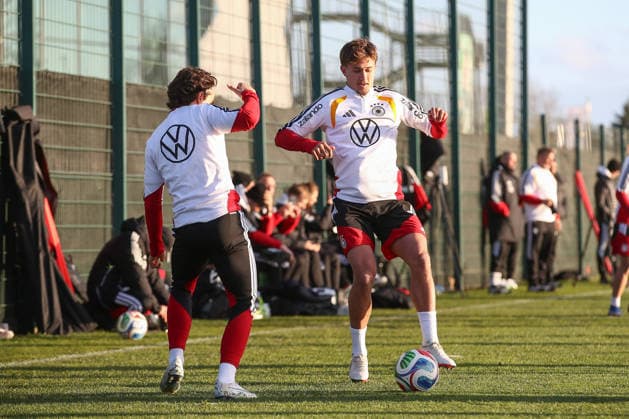 26.03.2026, xtgx, Fussball, U21, U 21 Nationalmannschaft, Abschlusstraining emspor, v.l. Tom Bischof (Deutschland) (DFL DFB REGULATIONS PROHIBIT ANY USE OF PHOTOGRAPHS as IMAGE SEQUENCES and or QUASI-VIDEO) Wolfsburg