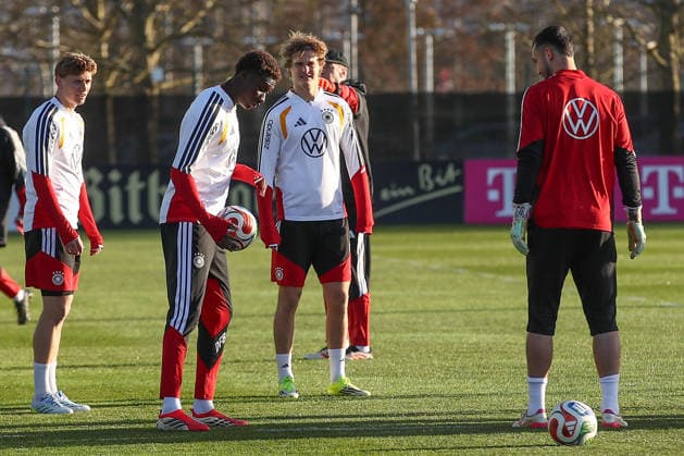 26.03.2026, xtgx, Fussball, U21, U 21 Nationalmannschaft, Abschlusstraining emspor, v.l. Aljoscha Kemlein (Deutschland), Abdoul Karim Coulibaly (Deutschland), Tom Rothe (Deutschland) (DFL DFB REGULATIONS PROHIBIT ANY USE OF PHOTOGRAPHS as IMAGE SEQUENCES and or QUASI-VIDEO) Wolfsburg