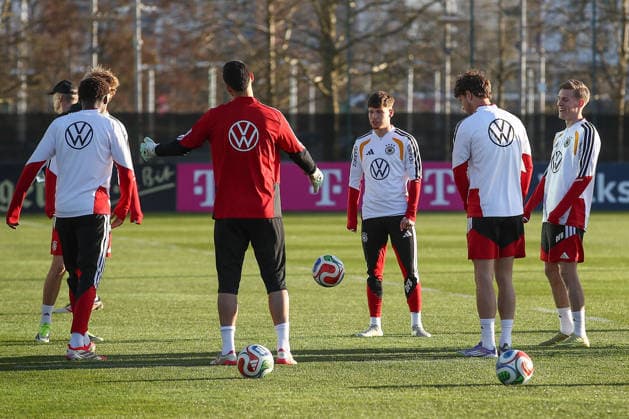 26.03.2026, xtgx, Fussball, U21, U 21 Nationalmannschaft, Abschlusstraining emspor, v.l. Lukas Ullrich (Deutschland), Anton Kade (Deutschland) (DFL DFB REGULATIONS PROHIBIT ANY USE OF PHOTOGRAPHS as IMAGE SEQUENCES and or QUASI-VIDEO) Wolfsburg