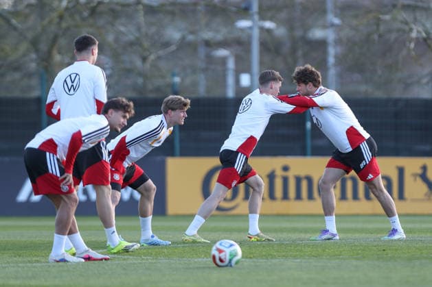 26.03.2026, xtgx, Fussball, U21, U 21 Nationalmannschaft, Abschlusstraining emspor, v.l. Aljoscha Kemlein (Deutschland), Anton Kade (Deutschland), Linus Gechter (Deutschland) (DFL DFB REGULATIONS PROHIBIT ANY USE OF PHOTOGRAPHS as IMAGE SEQUENCES and or QUASI-VIDEO) Wolfsburg