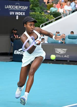 MIAMI GARDENS, FL - MARCH 26: Coco Gauff of the United States returns a shot to Karolina Muchova of Czech Republic during the men™s semifinal match of the Miami Open on March 26, 2026, Hard Rock Stadium in Miami Gardens, Florida. (Photo by Michele Eve Sandberg Icon Sportswire) TENNIS: MAR 26 Miami Open EDITORIAL USE ONLY Icon2603260532