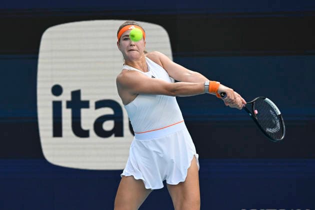 MIAMI GARDENS, FL - MARCH 26: Karolina Muchova of Czech Republic, returns a shot to Coco Gauff of the United States during the men™s semifinal match of the Miami Open on March 26, 2026, Hard Rock Stadium in Miami Gardens, Florida. (Photo by Michele Eve Sandberg Icon Sportswire) TENNIS: MAR 26 Miami Open EDITORIAL USE ONLY Icon2603260546