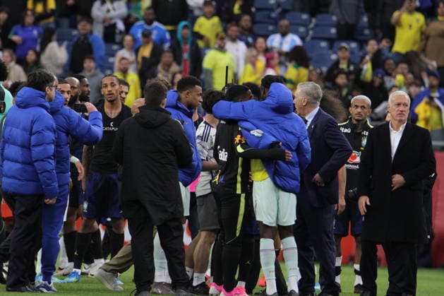 RECORD DATE NOT STATED Brazil vs France International Friendly, Länderspiel, Nationalmannschaft (SPO) Brazil vs France International Friendly. March 26, 2026, Boston, Massachusetts, USA: Kylian Mbappe 10 of France and Vini Jr 10 of Brazil exchange jerseys after the International friendly soccer between Brazil and France at Gillette Stadium ahead of FIFA 2026 World Cup. Brazil lost 1-2. Credit: Niyi Fote Thenews2 (Foto: Niyi Fote Thenews2 imago images) SPO  Copyright: xNiyixFotex