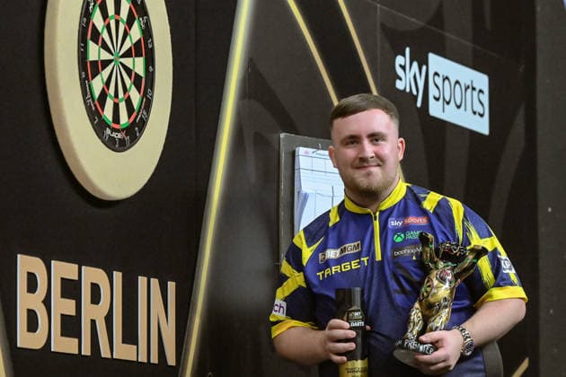 26.03.2024, xlakx, Dart,Premier League Darts 2026 v.l. Luke Littler (England) gewinnt Turnier in Berlin mit Pokal in der Hand Berlin *** 26 03 2024, xlakx, Dart,Premier League Darts 2026 v l Luke Littler England wins tournament in Berlin with trophy in hand Berlin Daniel Lakomski
