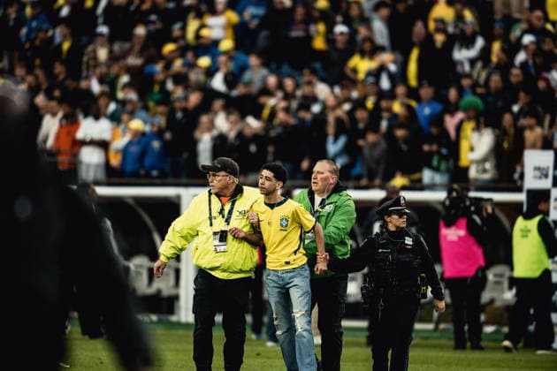 Brazil vs. France BOSTON, MA - 27.03.2026: BRAZIL VS. FRANCE - A fan invades the pitch during an International Friendly, Länderspiel, Nationalmannschaft against France at Gillette Stadium on March 26, 2026 in Foxborough, Massachusetts. (Photo: Victor EleutÃ rio Fotoarena) x2912489x  VictorxEleutÃ rio