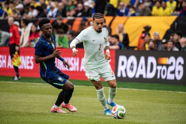 Brazil v France - International Friendly, Länderspiel, Nationalmannschaft FOXBOROUGH, UNITED STATES - MARCH 26: France’s Malo Gusto (2) controls the ball during an international pre-World Cup friendly match between Brazil and France as part of the Road to 26 game series at Gillette Stadium in Foxborough, United States, on March 26, 2026. Joseph Prezioso Anadolu Foxborough United States. Editorial use only. Please get in touch for any other usage.  Copyright: x2026xAnadoluxJosephxPreziosox