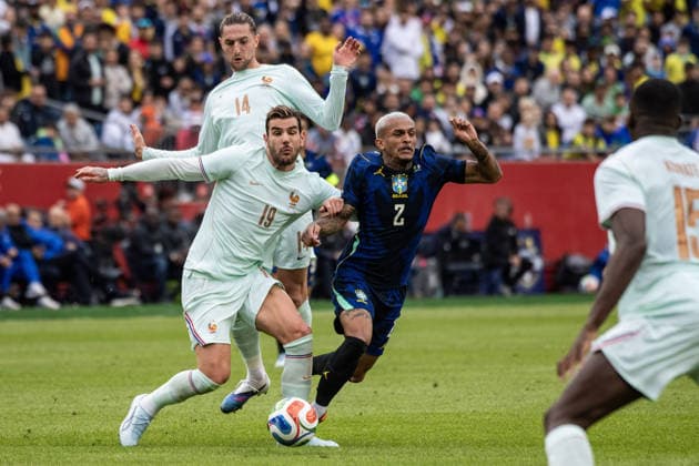 Brazil v France - International Friendly, Länderspiel, Nationalmannschaft FOXBOROUGH, UNITED STATES - MARCH 26: France’s Theo Hernandez (19) competes against Brazil’s Wesley (2) during an international pre-World Cup friendly match between Brazil and France as part of the Road to 26 game series at Gillette Stadium in Foxborough, United States, on March 26, 2026. Joseph Prezioso Anadolu Foxborough United States. Editorial use only. Please get in touch for any other usage.  Copyright: x2026xAnadoluxJosephxPreziosox