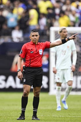 BOSTON, UNITED STATES - MARCH 27: Referee Guido Gonzales Jr. gestures during an international football friendly between Brazil v France at Gillette Stadium, Boston, USA. (Photo by Richard Callis Sports Press Photo) Copyright: xRichardxCallis SportsxPressxPhotox Sportspressphoto_SPR118876