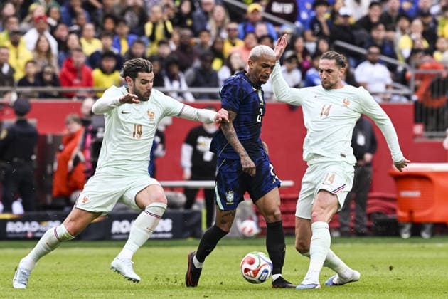 BOSTON, UNITED STATES - MARCH 27: Wesley of Brazil fight for possession with Theo Hernández and Adrien Rabiot of France during an international football friendly between Brazil v France at Gillette Stadium, Boston, USA. (Photo by Richard Callis Sports Press Photo) Copyright: xRichardxCallis SportsxPressxPhotox Sportspressphoto_SPR118883