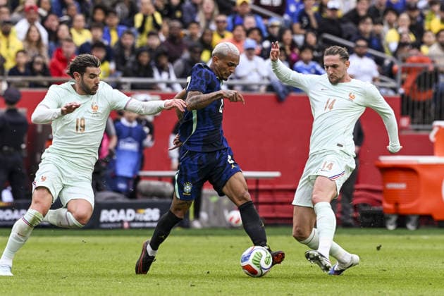 BOSTON, UNITED STATES - MARCH 27: Wesley of Brazil fight for possession with Theo Hernández and Adrien Rabiot of France during an international football friendly between Brazil v France at Gillette Stadium, Boston, USA. (Photo by Richard Callis Sports Press Photo) Copyright: xRichardxCallis SportsxPressxPhotox Sportspressphoto_SPR118884