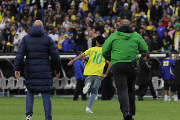 RECORD DATE NOT STATED Brazil vs France International Friendly, Länderspiel, Nationalmannschaft (SPO) Brazil vs France International Friendly. March 26, 2026, Boston, Massachusetts, USA: Few fans invaded the field to get closer to their idols but were apprehended by policemen at the end of the International friendly soccer between Brazil and France at Gillette Stadium ahead of FIFA 2026 World Cup. Brazil lost 1-2. Credit: Niyi Fote Thenews2 (Foto: Niyi Fote Thenews2 imago images) SPO  Copyright: xNiyixFotex