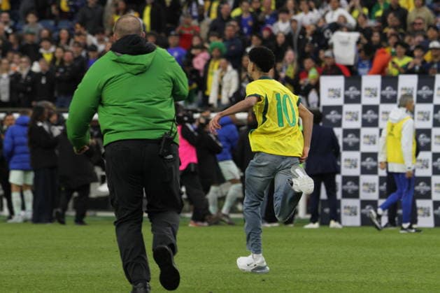 RECORD DATE NOT STATED Brazil vs France International Friendly, Länderspiel, Nationalmannschaft (SPO) Brazil vs France International Friendly. March 26, 2026, Boston, Massachusetts, USA: Few fans invaded the field to get closer to their idols but were apprehended by policemen at the end of the International friendly soccer between Brazil and France at Gillette Stadium ahead of FIFA 2026 World Cup. Brazil lost 1-2. Credit: Niyi Fote Thenews2 (Foto: Niyi Fote Thenews2 imago images) SPO  Copyright: xNiyixFotex