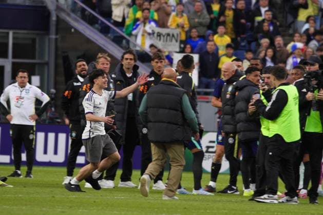RECORD DATE NOT STATED Brazil vs France International Friendly, Länderspiel, Nationalmannschaft (SPO) Brazil vs France International Friendly. March 26, 2026, Boston, Massachusetts, USA: Few fans invaded the field to get closer to their idols but were apprehended by policemen at the end of the International friendly soccer between Brazil and France at Gillette Stadium ahead of FIFA 2026 World Cup. Brazil lost 1-2. Credit: Niyi Fote Thenews2 (Foto: Niyi Fote Thenews2 imago images) SPO  Copyright: xNiyixFotex