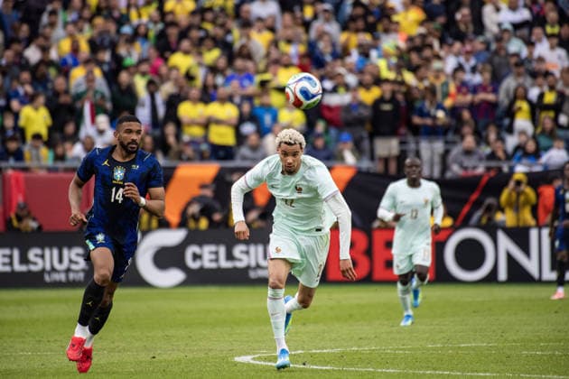 Brazil v France - International Friendly, Länderspiel, Nationalmannschaft FOXBOROUGH, UNITED STATES - MARCH 26: France’s Hugo Ekitike (22) competes against Brazil’s Gleison Bremer (14) during an international pre-World Cup friendly match between Brazil and France as part of the Road to 26 game series at Gillette Stadium in Foxborough, United States, on March 26, 2026. Joseph Prezioso Anadolu Foxborough United States. Editorial use only. Please get in touch for any other usage.  Copyright: x2026xAnadoluxJosephxPreziosox
