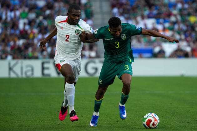 BOLIVIA VS SURINAME - PLAY-OFF COPA MUNDIAL FIFA 2026 - 26 MARZO 2026 Monterrey, Mexico - March 26, 2026: Anfernee Dijsksteel 2 of Suriname competes for the ball with Diego Medina 3 of Bolivia during the FIFA World Cup, WM, Weltmeisterschaft, Fussball 2026 Play-Off Tournament match between Bolivia and Suriname at Estadio BBVA in Monterrey, Mexico. Imago images Straffon Images Luis Licona GUADALUPE NUEVO LEON MEXICO Copyright: xLUISxLICONAx