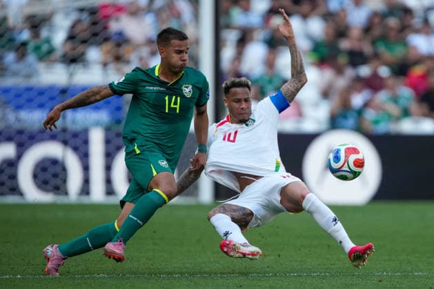 BOLIVIA VS SURINAME - PLAY-OFF COPA MUNDIAL FIFA 2026 - 26 MARZO 2026 Monterrey, Mexico - March 26, 2026: Robson Matheus 14 of Bolivia competes for the ball with Tjaronn Chery 10 of Suriname during the FIFA World Cup, WM, Weltmeisterschaft, Fussball 2026 Play-Off Tournament match between Bolivia and Suriname at Estadio BBVA in Monterrey, Mexico. Imago images Straffon Images Luis Licona GUADALUPE NUEVO LEON MEXICO Copyright: xLUISxLICONAx