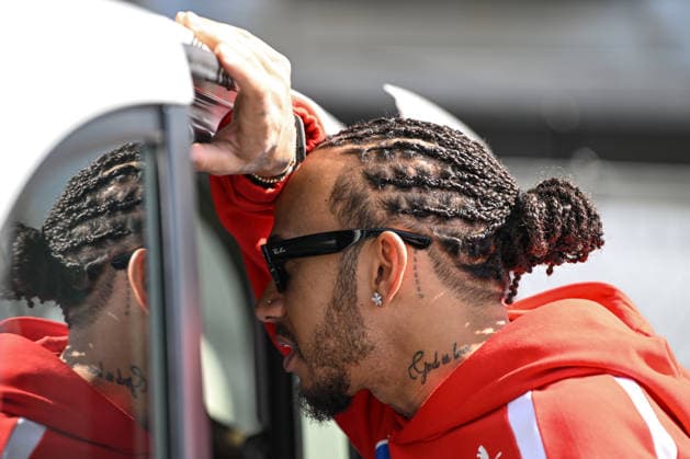 F1 Japanese Grand Prix 2026 - Practice Session SUZUKA, JAPAN MARCH 27: Lewis Hamilton of Scuderia Ferrari HP is seen chatting as he arrives at Suzuka Circuit ahead of the 2026 Japanese Grand Prix on March 27, 2026 in Suzuka, Mie Prefecture, Japan. Suzuka Japan  Copyright: xArturxWidakx originalFilename:widak-f1japane260327_npVtr.jpg