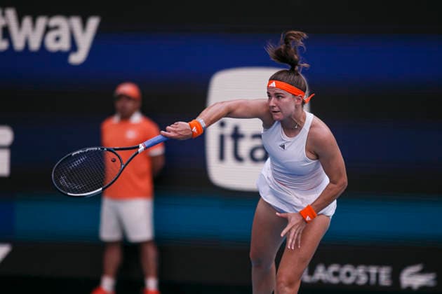 Miami Open Presented by Itau 2026 - March 26 Miami, Florida - March 26: Karolina Muchova plays, react and celebrate during the match between Coco Gauff (USA) and Karolina Muchova (Czechia) on day 10 of the Miami Open at Hard Rock Stadium on March 26, 2026 in Miami, Florida, United States. Copyright: xLatinxSportxImagesx