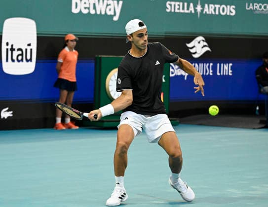 MIAMI GARDENS, FL - MARCH 26: Francisco Cerundolo of Argentina returns a shot to Alexander Zverev of Germany, during the men™s quarterfinal match of the Miami Open on March 26, 2026, Hard Rock Stadium in Miami Gardens, Florida. (Photo by Michele Eve Sandberg Icon Sportswire) TENNIS: MAR 26 Miami Open EDITORIAL USE ONLY Icon2603260569