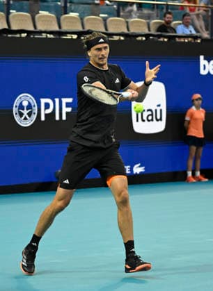 MIAMI GARDENS, FL - MARCH 26: Alexander Zverev of Germany, returns a shot to Francisco Cerundolo of Argentina, during the men™s quarterfinal match of the Miami Open on March 26, 2026, Hard Rock Stadium in Miami Gardens, Florida. (Photo by Michele Eve Sandberg Icon Sportswire) TENNIS: MAR 26 Miami Open EDITORIAL USE ONLY Icon2603260573