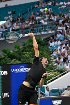 MIAMI GARDENS, FL - MARCH 26: Alexander Zverev of Germany, serves to Francisco Cerundolo of Argentina, during the men™s quarterfinal match of the Miami Open on March 26, 2026, Hard Rock Stadium in Miami Gardens, Florida. (Photo by Michele Eve Sandberg Icon Sportswire) TENNIS: MAR 26 Miami Open EDITORIAL USE ONLY Icon2603260580