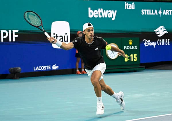 MIAMI GARDENS, FL - MARCH 26: Francisco Cerundolo of Argentina returns a shot to Alexander Zverev of Germany, during the men™s quarterfinal match of the Miami Open on March 26, 2026, Hard Rock Stadium in Miami Gardens, Florida. (Photo by Michele Eve Sandberg Icon Sportswire) TENNIS: MAR 26 Miami Open EDITORIAL USE ONLY Icon2603260584