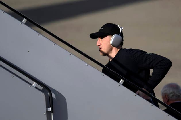 Fußballspieler Angelo Stiller steigt in den Flieger am Flughafen Nürnberg vor dem Abflug der Nationalmannschaft zum Länderspiel in der Schweiz (Basel). In der Schweiz steht das erste Spiel des WM-Jahres an. Nürnberg, 26.03.2026 Bayern Deutschland Copyright: xDwixAnoraganingrumx