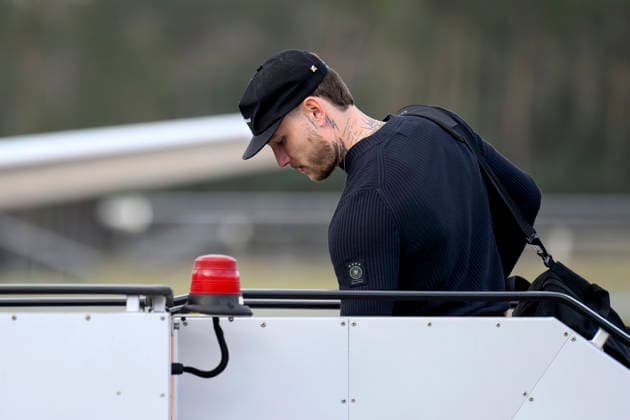 Fußballspieler David Raum steigt in den Flieger am Flughafen Nürnberg vor dem Abflug der Nationalmannschaft zum Länderspiel in der Schweiz (Basel). In der Schweiz steht das erste Spiel des WM-Jahres an. Nürnberg, 26.03.2026 Bayern Deutschland Copyright: xDwixAnoraganingrumx