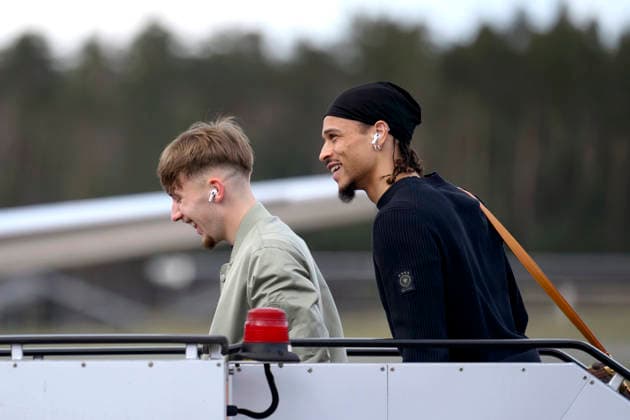 Die Fußballspieler Lennart Karl und Leroy Sane steigen in den Flieger am Flughafen Nürnberg vor dem Abflug der Nationalmannschaft zum Länderspiel in der Schweiz (Basel). In der Schweiz steht das erste Spiel des WM-Jahres an. Nürnberg, 26.03.2026 Bayern Deutschland Copyright: xDwixAnoraganingrumx