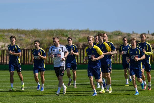 260327 Assistant coach Sebastian Larsson, Lucas Bergvall and Daniel Svensson of the Swedish national football team at a training session on March 27, 2026 in Valencia. Photo: Joel Marklund BILDBYRAN kod JM JM0811 bbeng fotboll football soccer fotball vm-kval FIFA World Cup, WM, Weltmeisterschaft, Fussball qualifier träning practice training sverige sweden sverige a Copyright: JOELxMARKLUND BB260327JM008
