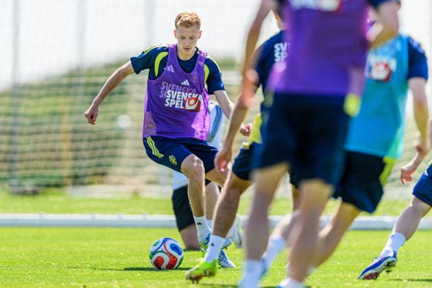 260327 Hugo Larsson of the Swedish national football team at a training session on March 27, 2026 in Valencia. Photo: Joel Marklund BILDBYRAN kod JM JM0811 bbeng fotboll football soccer fotball vm-kval FIFA World Cup, WM, Weltmeisterschaft, Fussball qualifier träning practice training sverige sweden sverige a Copyright: JOELxMARKLUND BB260327JM013