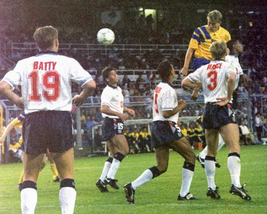 920617 Football, UEFA EURO, EM, Europameisterschaft,Fussball 1992, Group 1, Sweden - England 2-1: Swedens Jan Eriksson scores the equalizing goal for 1-1 with a header. Englands David Batty, Neil Webb, Des Walker, Stuart Pearce and Carlton Palmer can only watch. Photo: BILDBYRAN M025_04 920617 920614 scanx fotboll em em92 em 92 em 1992 em1992 group 1 england bbeng dia football soccer sverige sweden Sweden v england euro uefa euro 1992 euro1992 euro92 european championships europamästerskap rasunda stadium stockholm june 17 1992 *** 920617 Football, Uefa EURO 1992, Group 1, Sweden England 2 1 Swedens Jan Eriksson scores the equalizing goal for 1 1 with a header Englands David Batty, Neil Webb, Des Walker, Stuart Pearce and Carlton Palmer can only watch Photo BILDBYRAN M025 04 920617 920614 scanx fotboll em em92 em 92 em 1992 em1992 group 1 england bbeng dia football soccer sverige sweden Sweden v england euro uefa euro 1992 euro1992 euro92 european championships europamästerskap rasunda stadium stockholm june 17 1992  Copyright: BILDBYRAN BB920617BB163