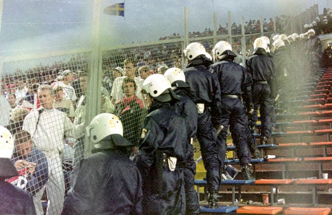 920617 Football, UEFA EURO, EM, Europameisterschaft,Fussball 1992, Group 1, Sweden - England 2-1: English fans in the stands at Rasunda Stadium are watched by swedish riot police. Photo: BILDBYRAN M025_04 920617 920614 scanx fotboll em em92 em 92 em 1992 em1992 group 1 england bbeng dia football soccer sverige sweden Sweden v england euro uefa euro 1992 euro1992 euro92 european championships europamästerskap rasunda stadium stockholm june 17 1992 *** 920617 Football, Uefa EURO 1992, Group 1, Sweden England 2 1 English fans in the stands at Rasunda Stadium are watched by swedish riot police Photo BILDBYRAN M025 04 920617 920614 scanx fotboll em em92 em 92 em 1992 em1992 group 1 england bbeng dia football soccer sverige sweden Sweden v england euro uefa euro 1992 euro1992 euro92 european championships europamästerskap rasunda stadium stockholm june 17 1992  Copyright: BILDBYRAN BB920617BB202