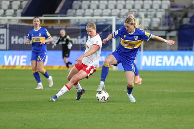 Google Pixel Frauen-Bundesliga, FC Carl Zeiss Jena - RB Leipzig; 27.03.2026 Melina Reuter (7, Carl Zeiss Jena) am Ball gegen Emilia Kiaer Asgeirsdottir (8, RB Leipzig). Fußball, Google Pixel Frauen-Bundesliga, Saison 2025 2026, 22. Spieltag: FC Carl Zeiss Jena vs. RB Leipzig am 27.03.2026, Ernst-Abbe-Sportfeld, ad hoc Arena, Jena. DFB REGULATIONS PROHIBIT ANY USE OF PHOTOGRAPHS AS IMAGE SEQUENCES AND OR QUASI-VIDEO. Copyright: xBEAUTIFULxSPORTS JanxKaeferx