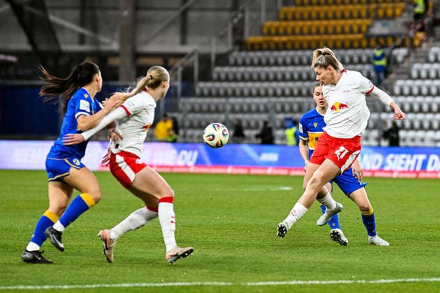 Fußball I Frauen I Saison 2025-2026 I Bundesliga I 22. Spieltag I FC Carl Zeiss Jena - RB Leipzig I 27.03.2026 Olivia Johansson Alcaide (9, FC Carl Zeiss Jena), Nikoline Dudek (24, Rasenballsport Leipzig), Julia Landenberger (21, Rasenballsport Leipzig) und Melina Laura Reuter (7, FC Carl Zeiss Jena) im Kampf um den Ball Jena Ernst-Abbe-Sportfeld, ad hoc Arena Thüringen Deutschland Copyright: xLobeca InesxHähnelx