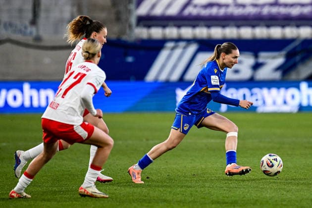 Fußball I Frauen I Saison 2025-2026 I Bundesliga I 22. Spieltag I FC Carl Zeiss Jena - RB Leipzig I 27.03.2026 Marlene Müller (27, Rasenballsport Leipzig) und Annabel Schasching (16, Rasenballsport Leipzig) haben die Verfolgung von Emily Reske (28, FC Carl Zeiss Jena) aufgenommen Jena Ernst-Abbe-Sportfeld, ad hoc Arena Thüringen Deutschland Copyright: xLobeca InesxHähnelx