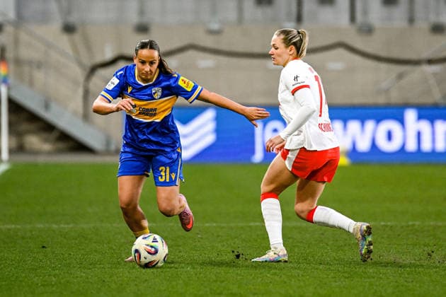 Fußball I Frauen I Saison 2025-2026 I Bundesliga I 22. Spieltag I FC Carl Zeiss Jena - RB Leipzig I 27.03.2026 Nelly Juckel (31, FC Carl Zeiss Jena) mit Ball wird von Marleen Schimmer (14, Rasenballsport Leipzig) angelaufen Jena Ernst-Abbe-Sportfeld, ad hoc Arena Thüringen Deutschland Copyright: xLobeca InesxHähnelx