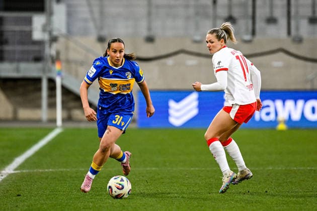 Fußball I Frauen I Saison 2025-2026 I Bundesliga I 22. Spieltag I FC Carl Zeiss Jena - RB Leipzig I 27.03.2026 Nelly Juckel (31, FC Carl Zeiss Jena) mit Ball wird von Marleen Schimmer (14, Rasenballsport Leipzig) angelaufen Jena Ernst-Abbe-Sportfeld, ad hoc Arena Thüringen Deutschland Copyright: xLobeca InesxHähnelx
