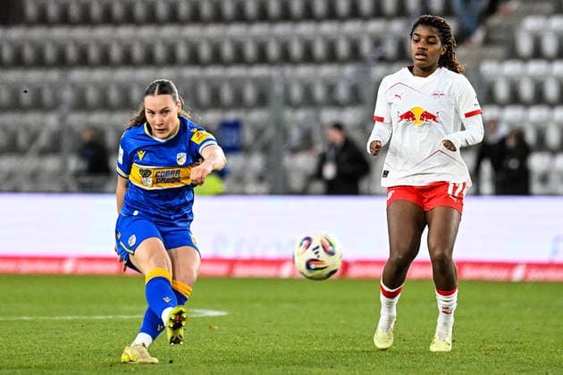 Fußball I Frauen I Saison 2025-2026 I Bundesliga I 22. Spieltag I FC Carl Zeiss Jena - RB Leipzig I 27.03.2026 Emily Reske (28, FC Carl Zeiss Jena) hat gerade den Ball abgespült, rechts: Delice Boboy (17, Rasenballsport Leipzig) Jena Ernst-Abbe-Sportfeld, ad hoc Arena Thüringen Deutschland Copyright: xLobeca InesxHähnelx