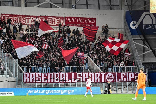 Fußball I Frauen I Saison 2025-2026 I Bundesliga I 22. Spieltag I FC Carl Zeiss Jena - RB Leipzig I 27.03.2026 Voller Gästeblock mit Leipziger Fans, die große rote Fahnen schwenken. Jena Ernst-Abbe-Sportfeld, ad hoc Arena Thüringen Deutschland Copyright: xLobeca InesxHähnelx