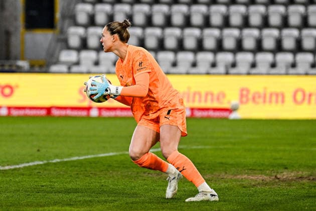 Fußball I Frauen I Saison 2025-2026 I Bundesliga I 22. Spieltag I FC Carl Zeiss Jena - RB Leipzig I 27.03.2026 Elvira Johanna Herzog (1, Rasenballsport Leipzig) hält einen Torschuss Freisteller, Nahaufnahme, Porträt, Portrait, Einzelfoto, Einzelbild, Körper Jena Ernst-Abbe-Sportfeld, ad hoc Arena Thüringen Deutschland Copyright: xLobeca InesxHähnelx