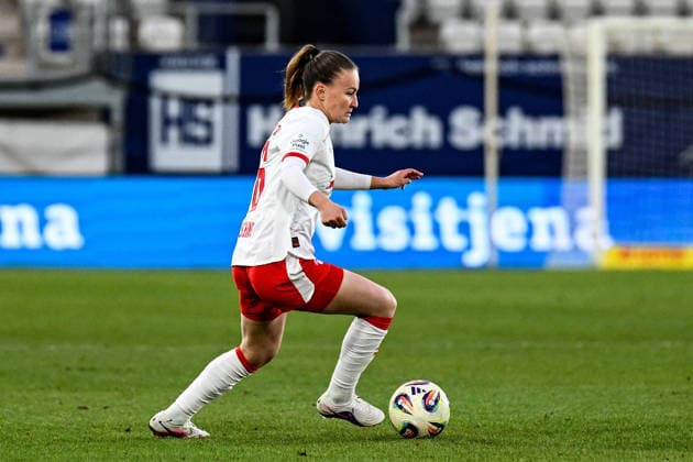 Fußball I Frauen I Saison 2025-2026 I Bundesliga I 22. Spieltag I FC Carl Zeiss Jena - RB Leipzig I 27.03.2026 Annabel Schasching (16, Rasenballsport Leipzig) mit Ball Freisteller, Nahaufnahme, Porträt, Portrait, Einzelfoto, Einzelbild, Körper Jena Ernst-Abbe-Sportfeld, ad hoc Arena Thüringen Deutschland Copyright: xLobeca InesxHähnelx