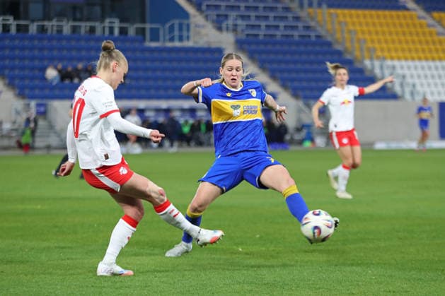 Google Pixel Frauen-Bundesliga, FC Carl Zeiss Jena - RB Leipzig; 27.03.2026 Melina Reuter (7, Carl Zeiss Jena) gegen Victoria Krug (20, RB Leipzig). Fußball, Google Pixel Frauen-Bundesliga, Saison 2025 2026, 22. Spieltag: FC Carl Zeiss Jena vs. RB Leipzig am 27.03.2026, Ernst-Abbe-Sportfeld, ad hoc Arena, Jena. DFB REGULATIONS PROHIBIT ANY USE OF PHOTOGRAPHS AS IMAGE SEQUENCES AND OR QUASI-VIDEO. Copyright: xBEAUTIFULxSPORTS JanxKaeferx
