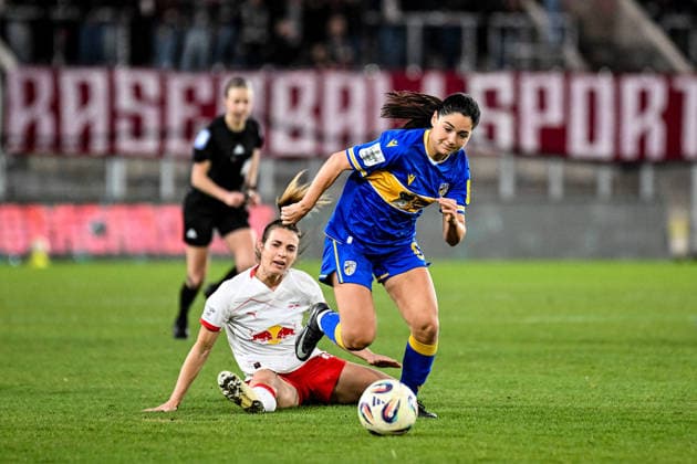 Fußball I Frauen I Saison 2025-2026 I Bundesliga I 22. Spieltag I FC Carl Zeiss Jena - RB Leipzig I 27.03.2026 Zweikampf Sandra Starke (13, Rasenballsport Leipzig) gegen Olivia Johansson Alcaide (9, FC Carl Zeiss Jena) Jena Ernst-Abbe-Sportfeld, ad hoc Arena Thüringen Deutschland Copyright: xLobeca InesxHähnelx