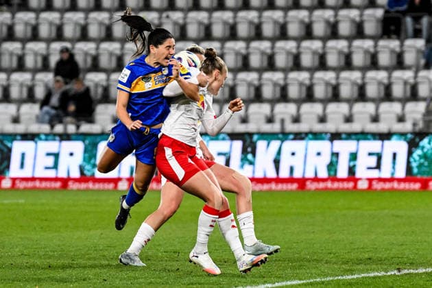 Fußball I Frauen I Saison 2025-2026 I Bundesliga I 22. Spieltag I FC Carl Zeiss Jena - RB Leipzig I 27.03.2026 Kampf um den Ball,Olivia Johansson Alcaide (9, FC Carl Zeiss Jena) schreit auf, Victoria Krug (20, Rasenballsport Leipzig) und Julia Landenberger (21, Rasenballsport Leipzig) (verdeckt) blocken den Ball Jena Ernst-Abbe-Sportfeld, ad hoc Arena Thüringen Deutschland Copyright: xLobeca InesxHähnelx